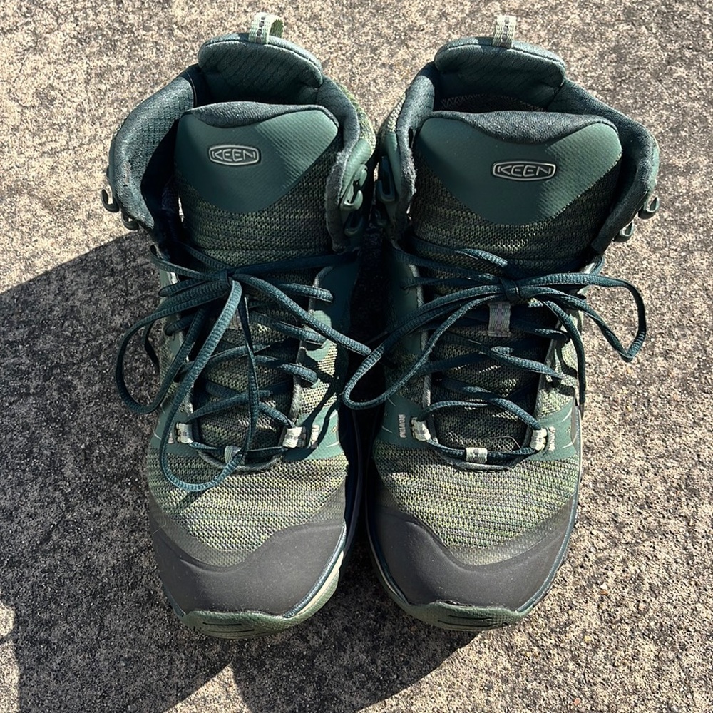 Keen hiking boots. Like new!